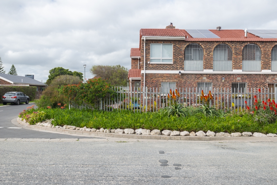 5 Bedroom Property for Sale in Middedorp Western Cape